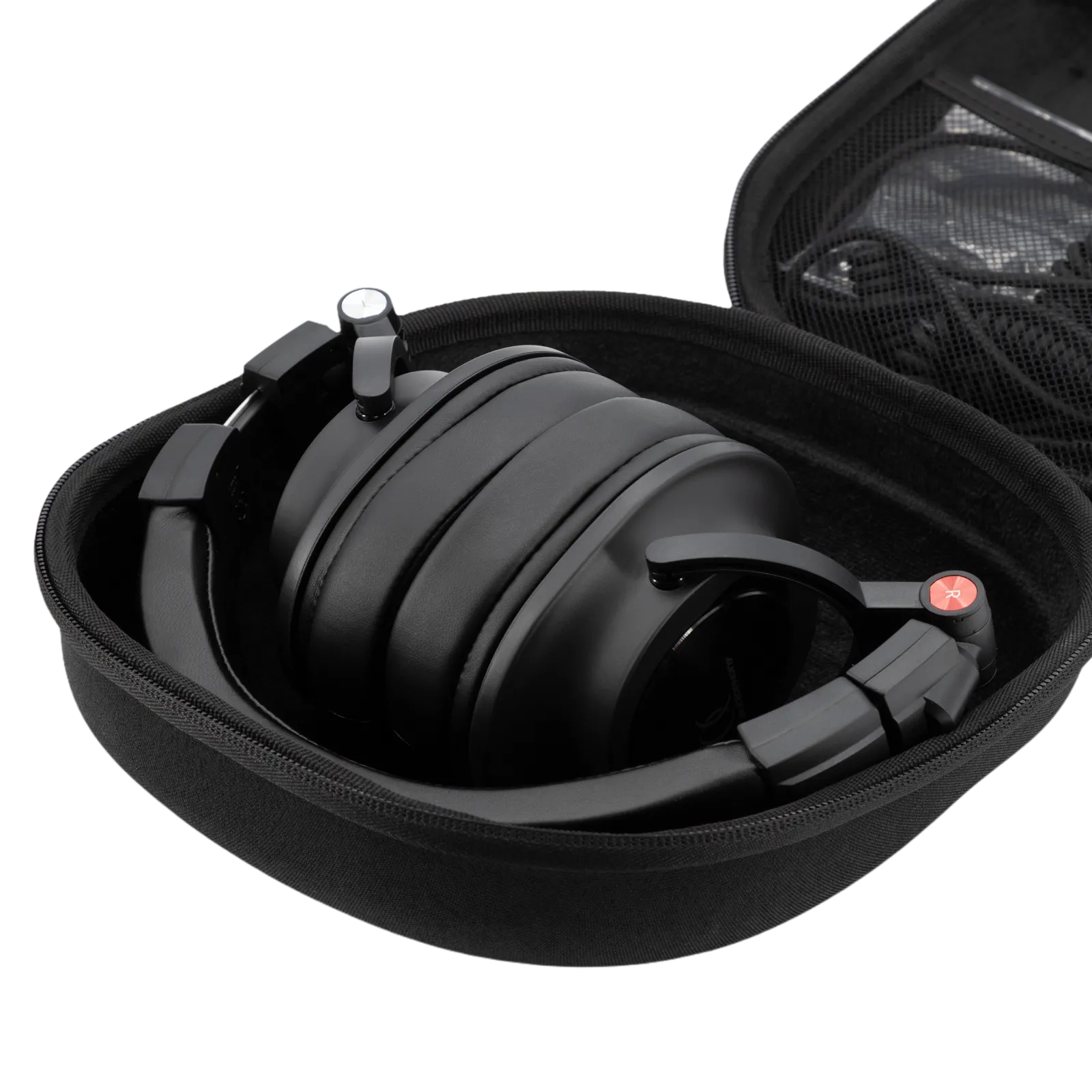 Casque DJ Audiophony plié dans sa housse de transport rigide avec ses cordons