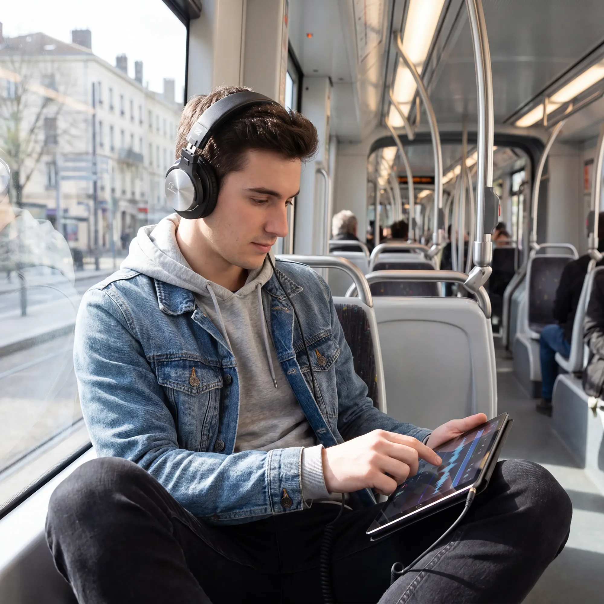 Écoute nomade dans un tramway avec le casque PROD Audiophony